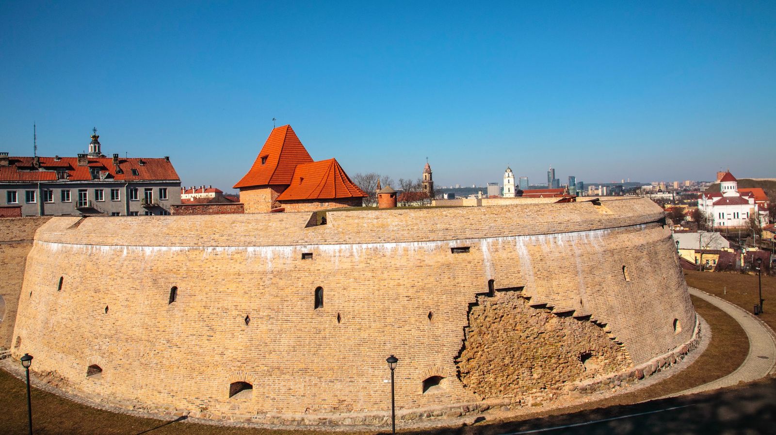 Vilnius Bastion, Large round brick structure at least three stories high