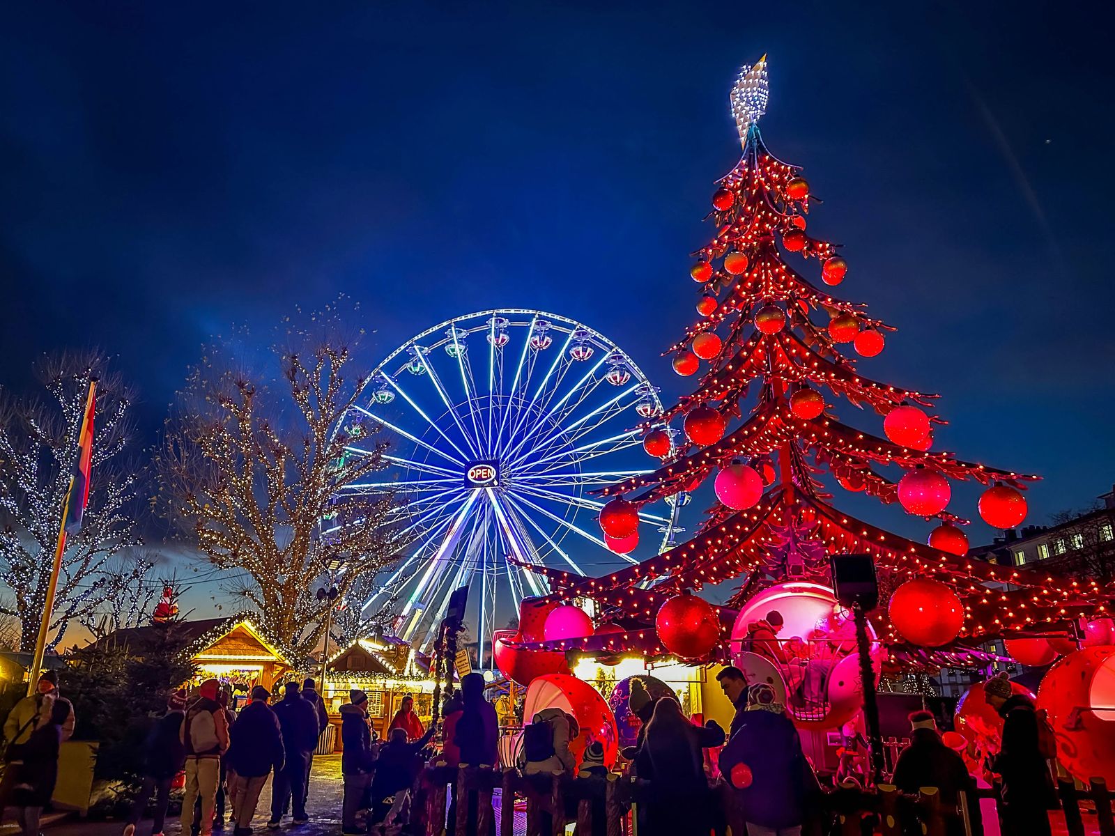 Ferris Wheel with christmas tree ride - Guide to Luxembourg Christmas Market