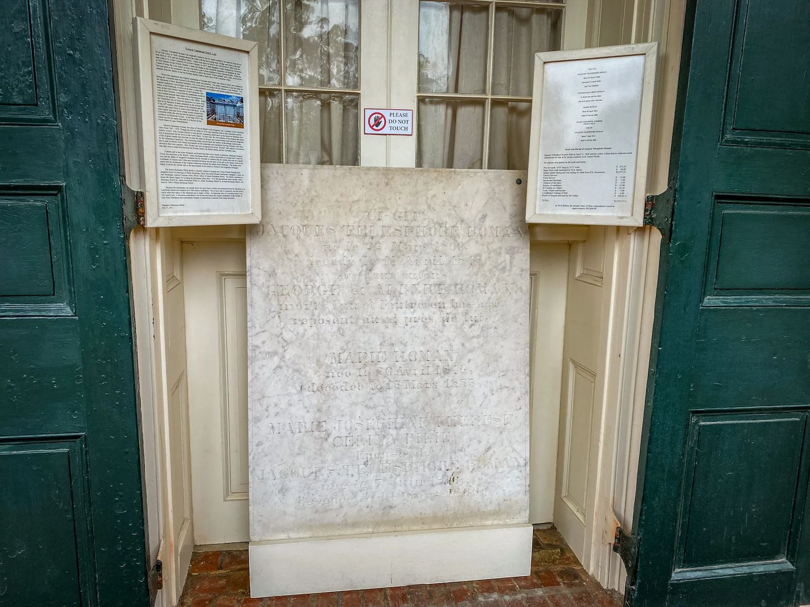 Tomb of the Owners of Oak Alley