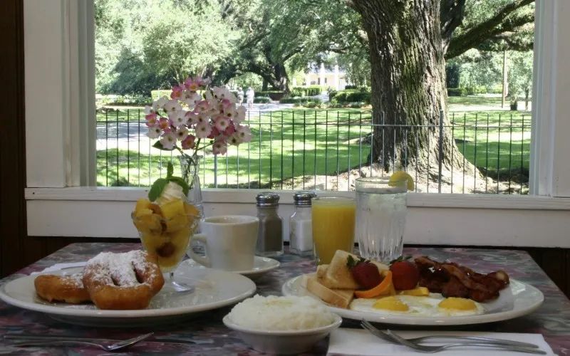 breakfast at Oak Alley Cabin