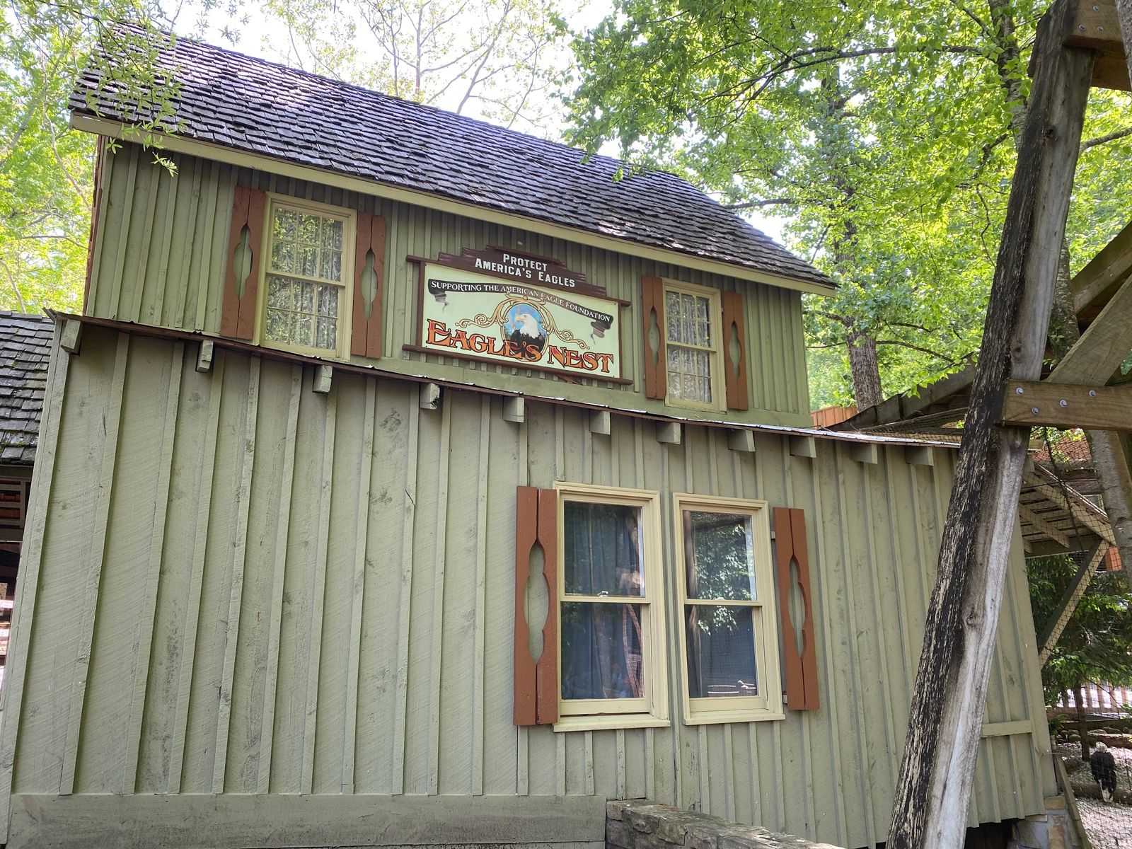 Photo of wooden eagles nest house, guide to dollywood