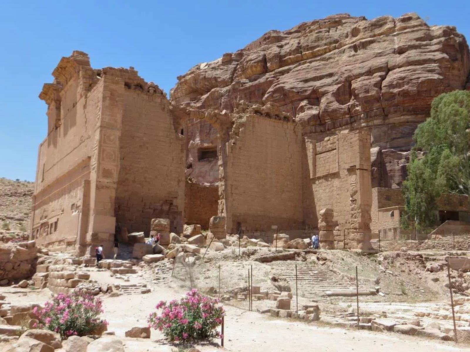 Visit Petra A Wonder Of The World - Culture Trekking - #VisitPetra #VisitJordan #WonderoftheWorld