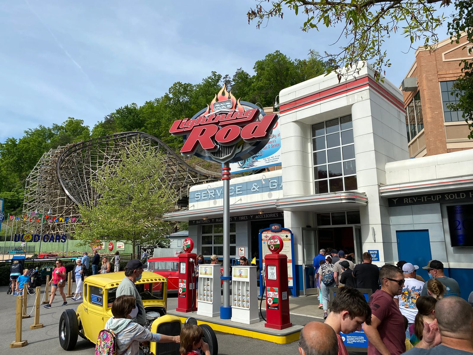 Lightning Rod wooden rollercoaster entrance with yellow 1920's car and a long line out the door, Guide to Dollywood