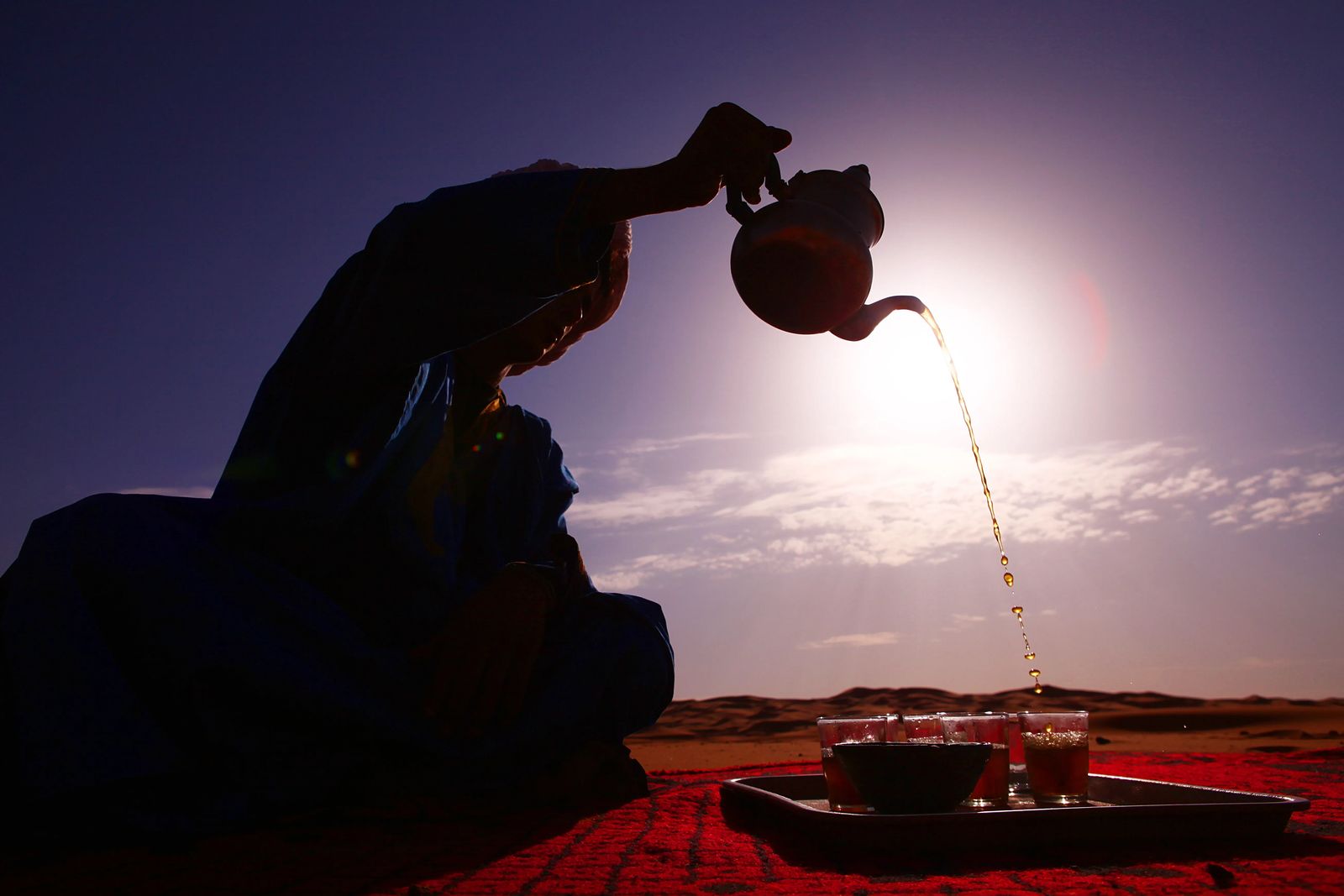 Man pouring mint tea, who are the berber people